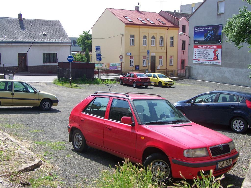 Hotel Pariz Jicin Bagian luar foto
