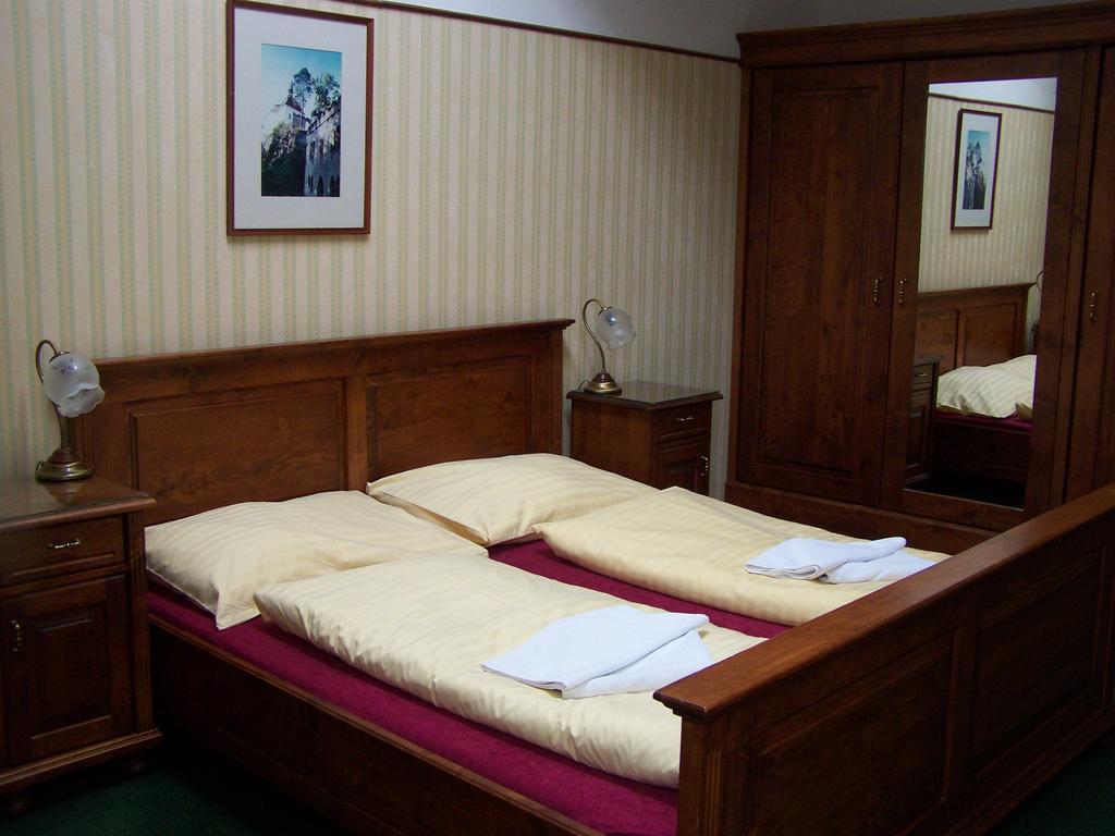 Hotel Pariz Jicin Bagian luar foto