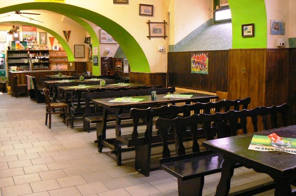 Hotel Pariz Jicin Bagian luar foto