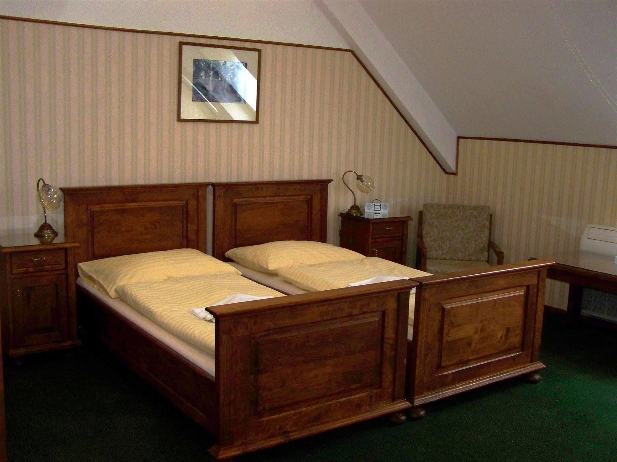 Hotel Pariz Jicin Bagian luar foto