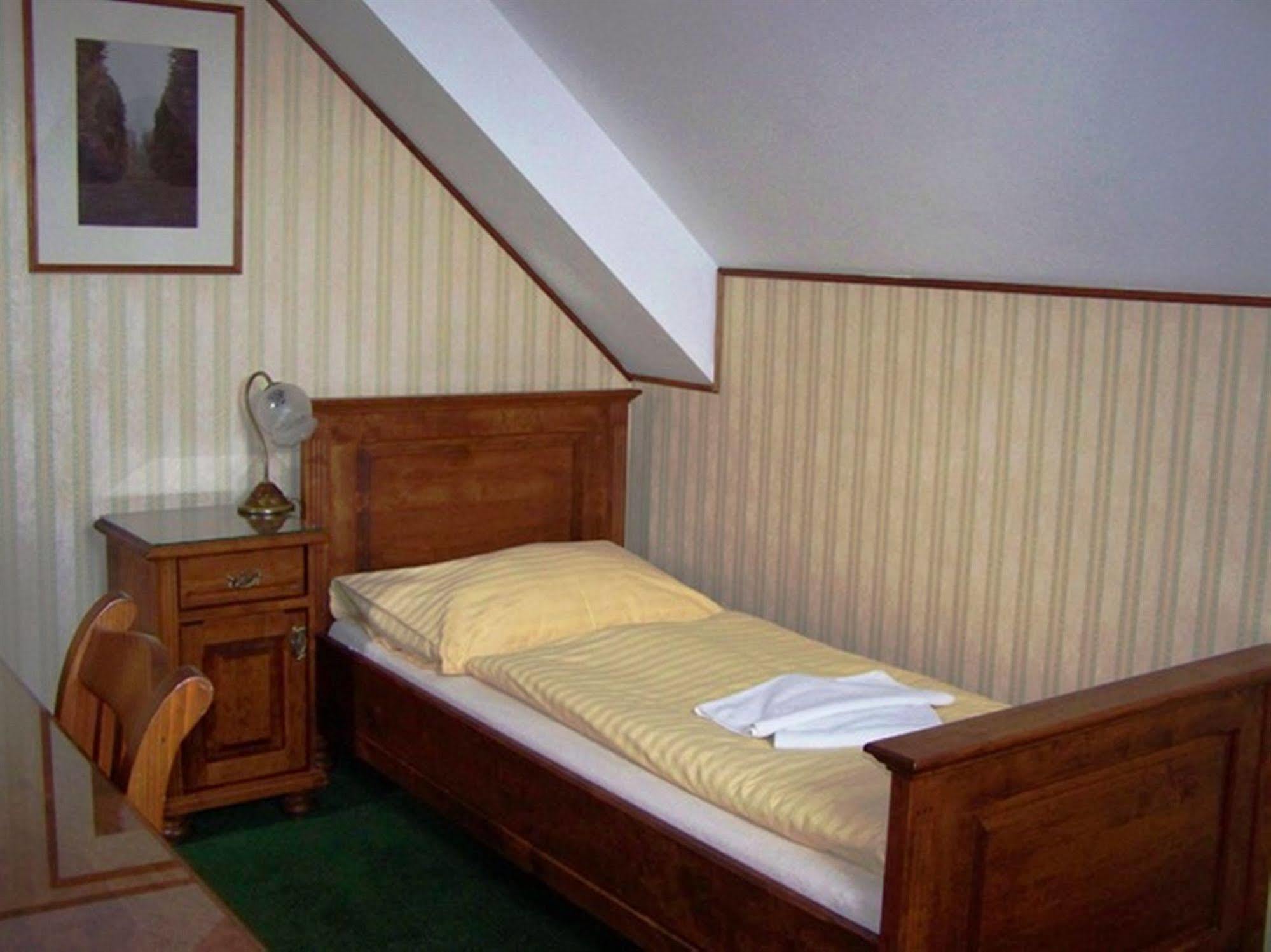 Hotel Pariz Jicin Bagian luar foto