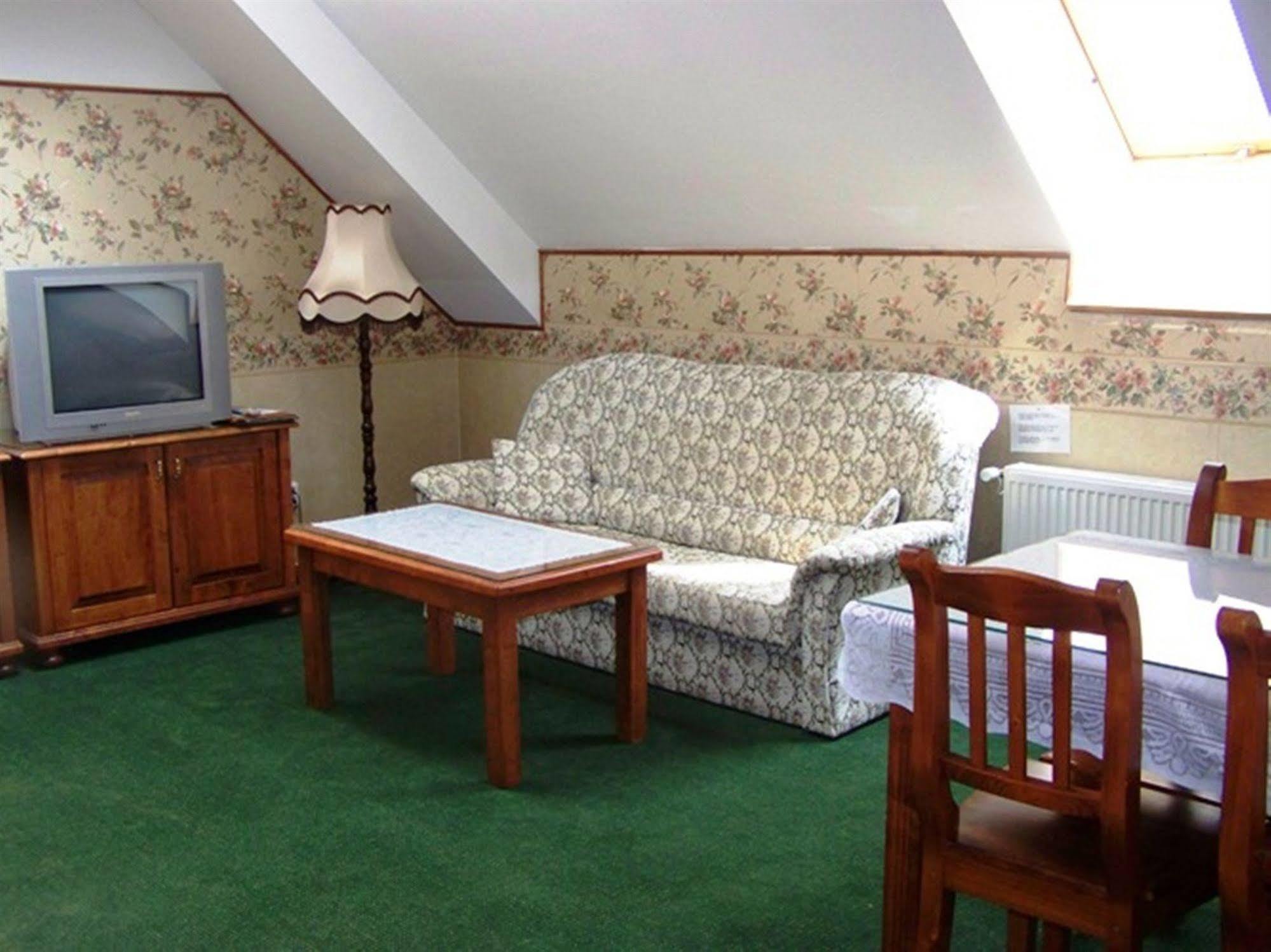 Hotel Pariz Jicin Bagian luar foto