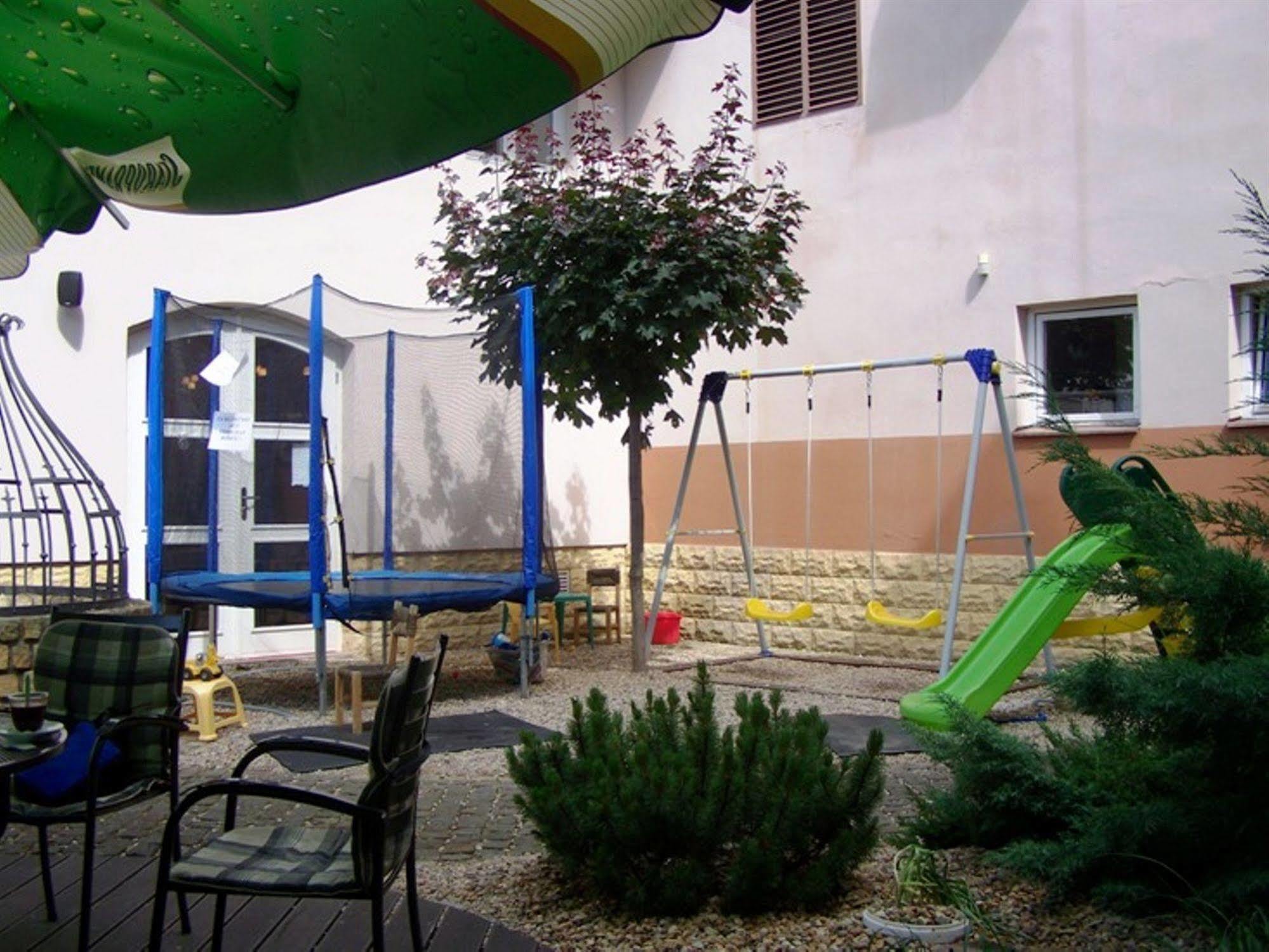 Hotel Pariz Jicin Bagian luar foto