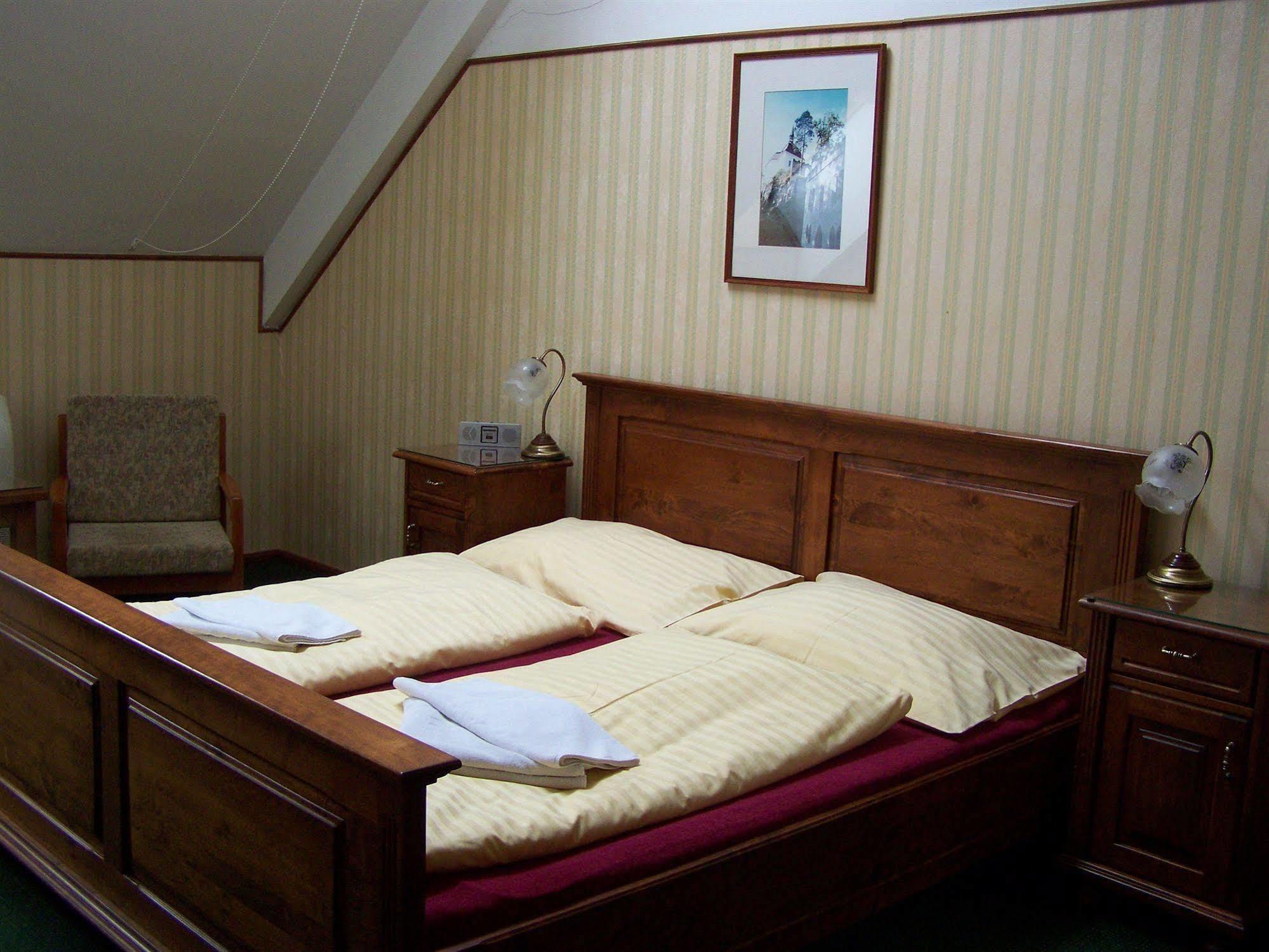 Hotel Pariz Jicin Bagian luar foto