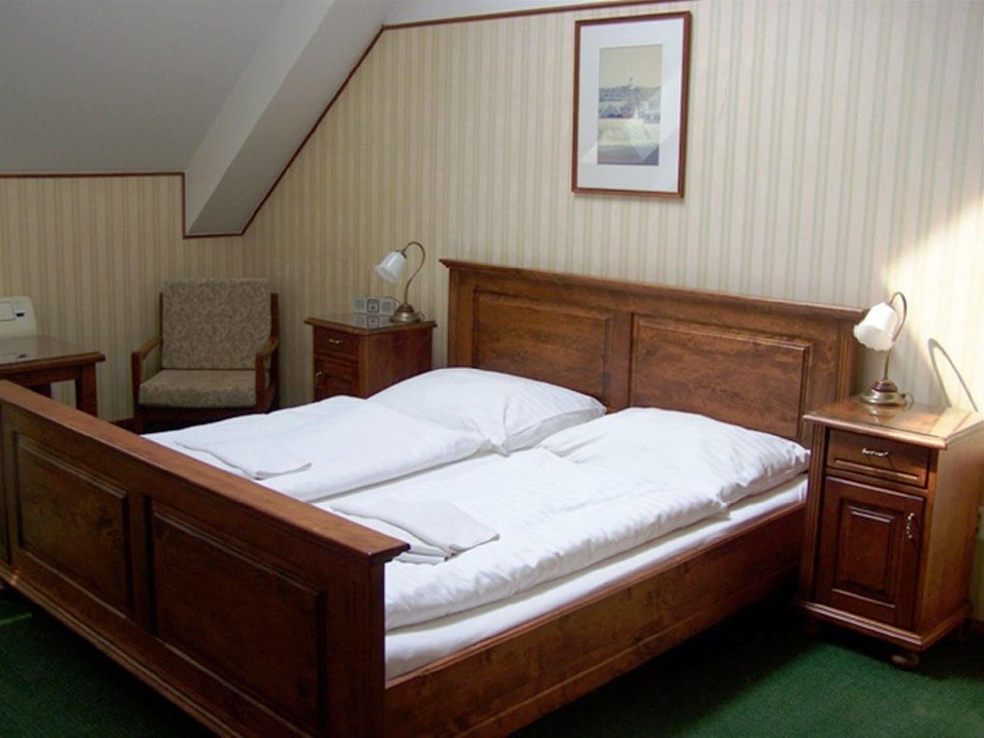 Hotel Pariz Jicin Bagian luar foto