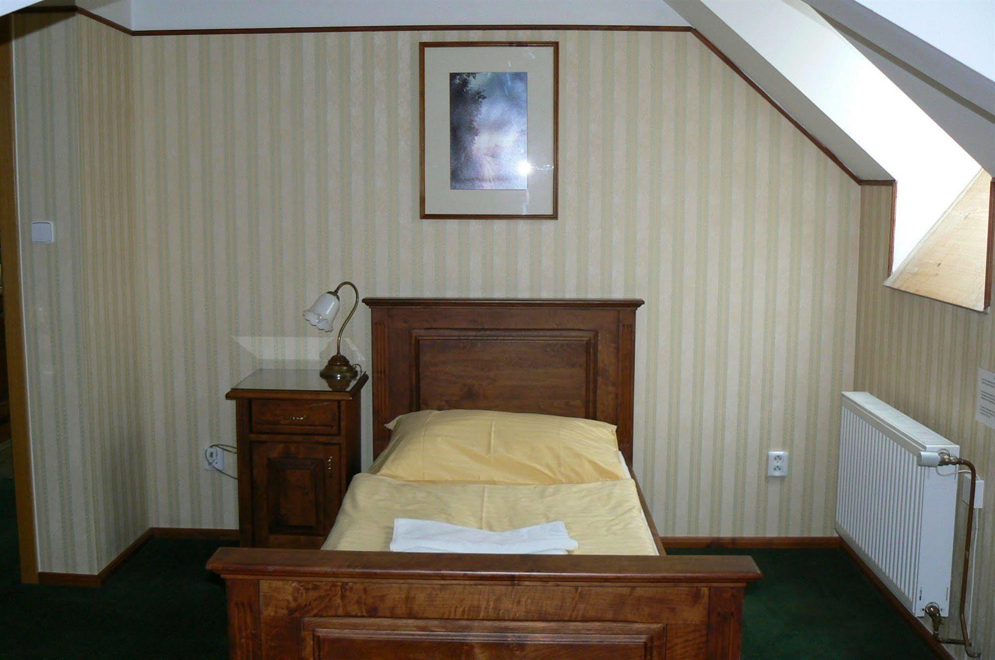 Hotel Pariz Jicin Bagian luar foto