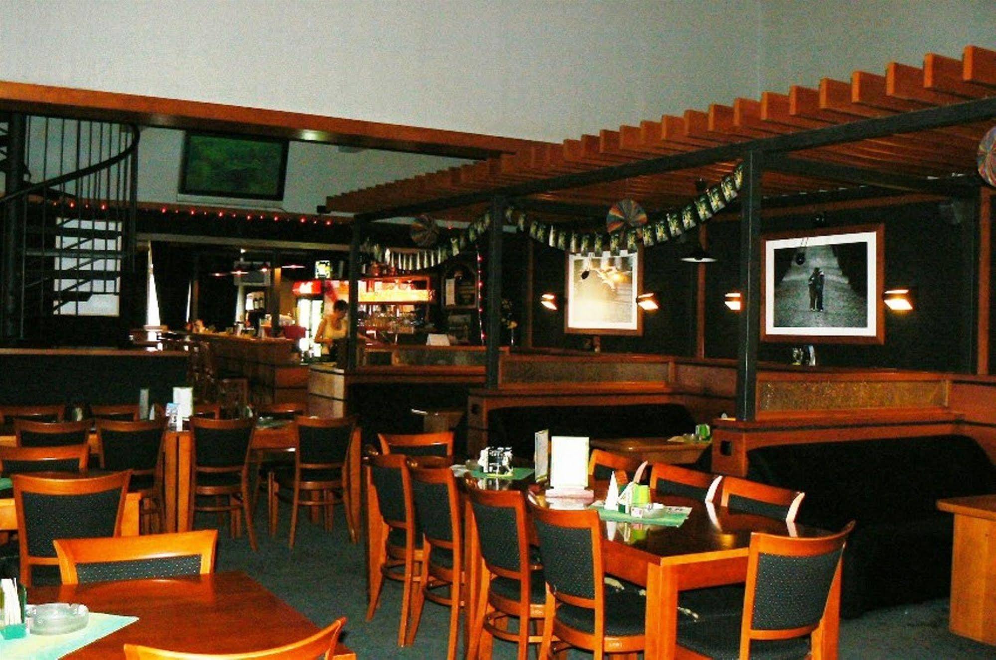 Hotel Pariz Jicin Bagian luar foto